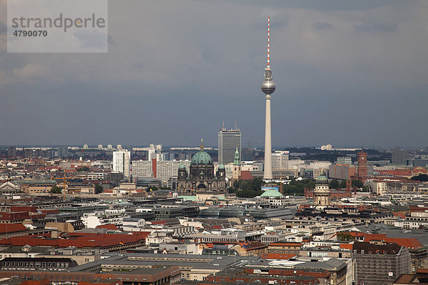 Berliner Dom  Fernsehturm  Berlin Mitte  Deutschland  Europa