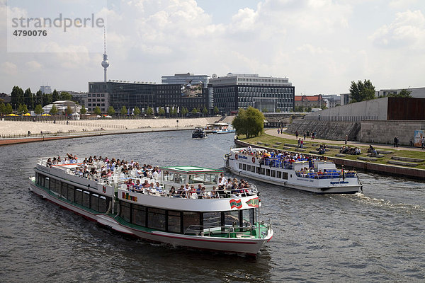 Fahrgastschiffe auf der Spree  Berlin  Deutschland  Europa