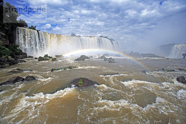 Wildwasser und Regenbogen  Iguaz_-Wasserfälle  UNESCO Welterbe  Fluss Iguazu  Nationalpark Iguaz_  Parana  Brasilien  Südamerika  Amerika