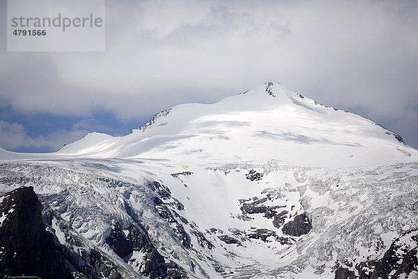 Schneebedeckter Berggipfel  Großglockner-Massiv  Nationalpark  Hohe Tauern  Ostalpen  Österreich  Europa