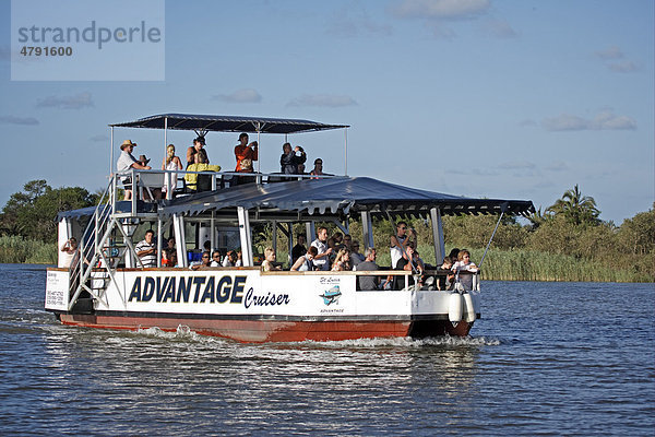 Touristen auf einem Fluß-Kreuzfahrtschiff  St. Lucia Wetland Park  Kwazulu Natal  Südafrika  Afrika