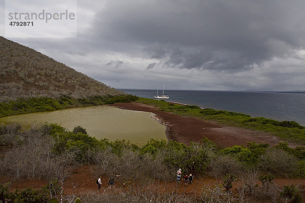 Flamingo-Lagune auf der Insel Rabida  Galapagos-Inseln  Pazifik