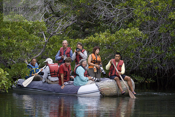 Touristen in einem Schlauchboot in einer Mangroven-Lagune  Galapagos-Inseln  Pazifik