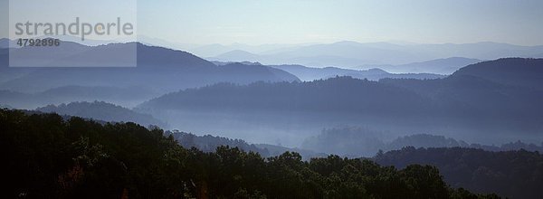 Gebirgszug der Blue Ridge Mountains im Morgenlicht  Virginia  USA