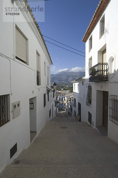 Straße mit weißen Häusern in der Küstenstadt Altea  Alicante  Spanien  Europa
