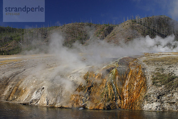 Mineralische Oxide und Algen verbleiben im thermischen Ablauf vom Excelsior Geyser zum Firehole River  Yellowstone-Nationalpark  USA