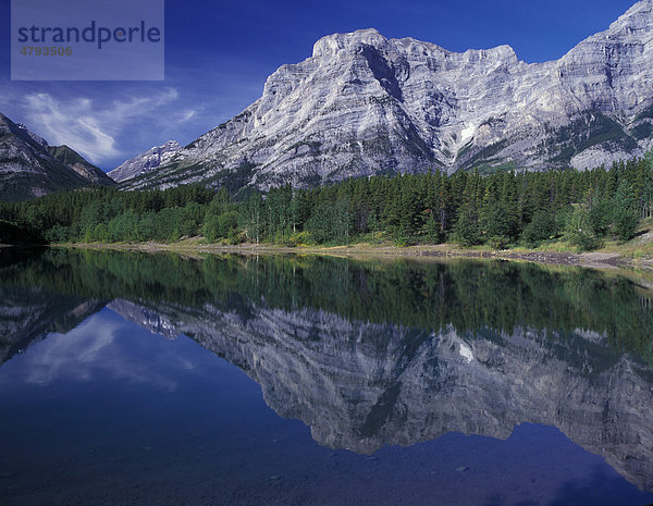 Berge spiegeln sich im Wedge Pond  Banff Nationalpark  Kanada