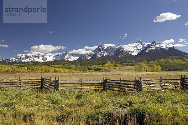 Last Dollar Ranch  hölzerner Lattenzaun  Mount Sneffels  Colorado  USA