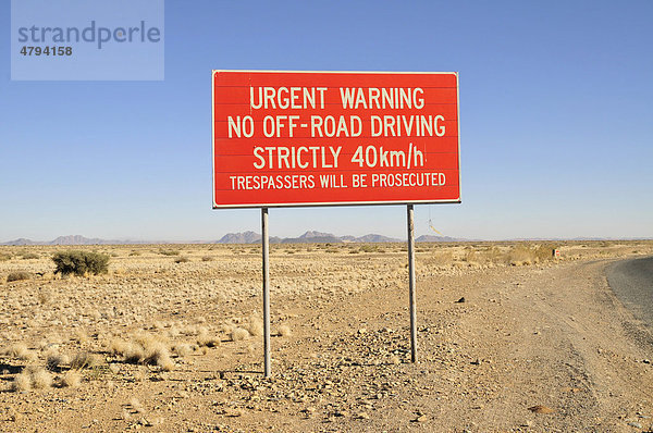 Schild No offroad driving nahe Sesriem  Namib-Wüste  Namib Naukluft Park  Namibia  Afrika