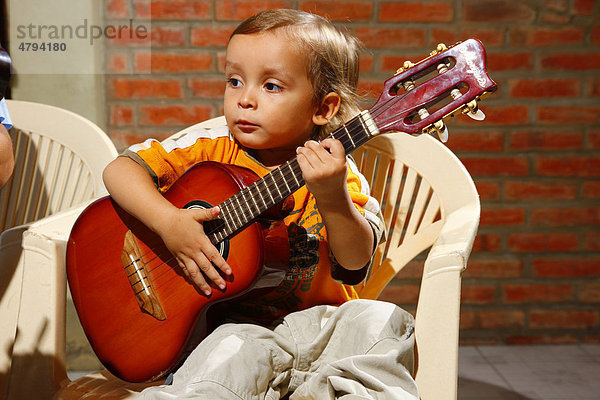 Junge mit Gitarre  ca. 4 Jahre alt  Kindergottesdienst  Fortaleza  Bundesstaat Cear·  Brasilien  Südamerika