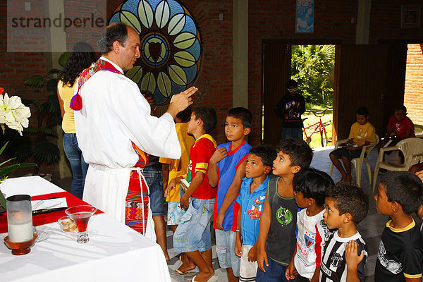 Pfarrer segnet die Kinder  Kindergottesdienst  Fortaleza  Bundesstaat Cear·  Brasilien  Südamerika