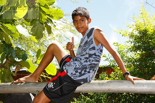 Cooler Junge in Macho-Pose  Fortaleza  Bundesstaat Cear·  Brasilien  Südamerika