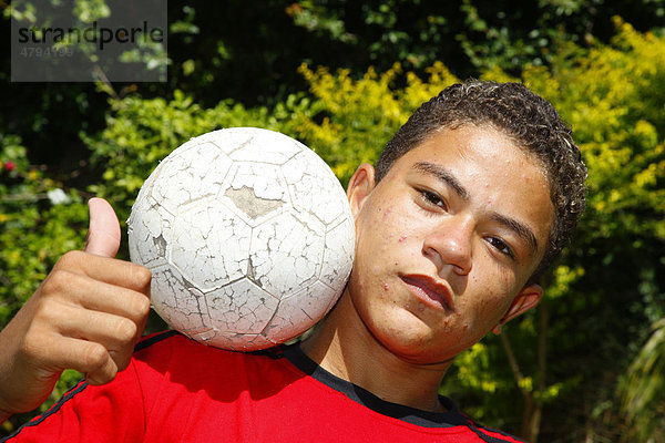 Cooler Junge mit Ball in Macho-Pose  Fortaleza  Bundesstaat Cear·  Brasilien  Südamerika