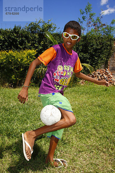 Junge mit Fußball  Fortaleza  Bundesstaat Cear·  Brasilien  Südamerika