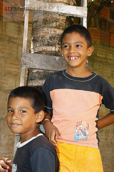 Zwei Jungen vor einer Leiter  Fortaleza  Bundesstaat Cear·  Brasilien  Südamerika