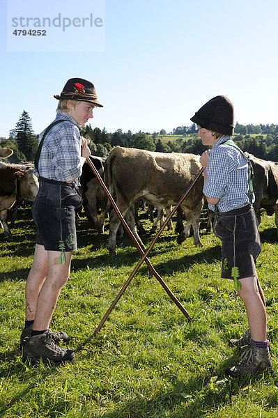 Zwei junge Burschen beim Almabtrieb  Viehscheid in Pfronten  Ostallgäu  Allgäu  Schwaben  Bayern  Deutschland  Europa