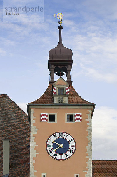 Oberer Teil Brücktor  Uhr  Glocke und Turmspitze  UNESCO Weltkulturerbe Regensburg  Oberpfalz  Bayern  Deutschland  Europa