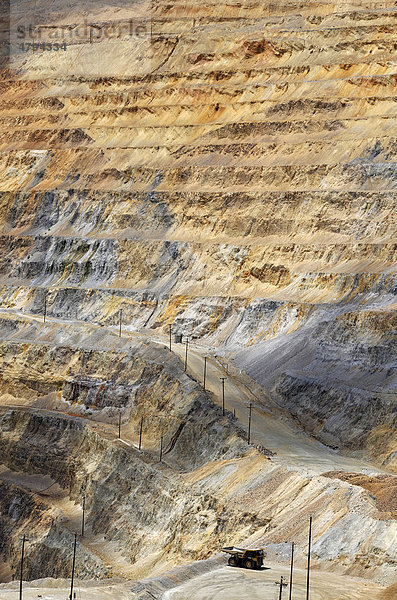 Kupferablagerungen  Bingham Canyon Mine oder Kennecott Copper Mine Kupfermine  weltweit größte von Menschenhand geschaffene Bergbaugrube  Oquirrh Mountains  Salt Lake City  Utah  USA  Amerika