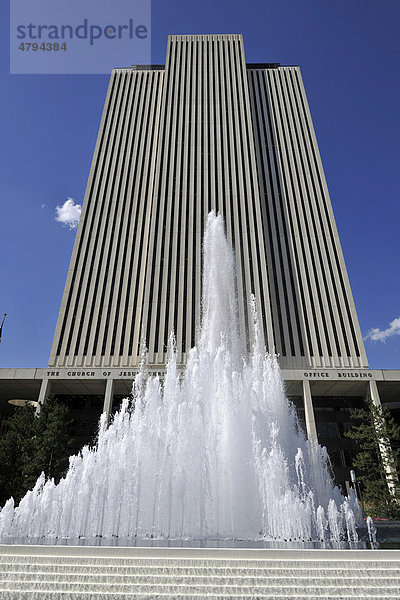 Springbrunnen  Verwaltungsgebäude  Office Building  Tempel der Kirche Jesu Christi der Heiligen der Letzten Tage  Kirche der Mormonen  Temple Square  Salt Lake City  Utah  Vereinigte Staaten von Amerika  USA  Amerika