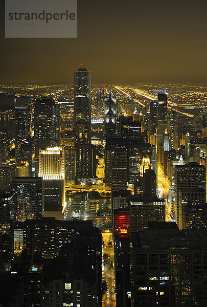 Nachtaufnahme Trump Tower  Wrigley Building  Aon Center  Two Prudential Plaza  Chicago  Illinois  Vereinigte Staaten von Amerika  USA