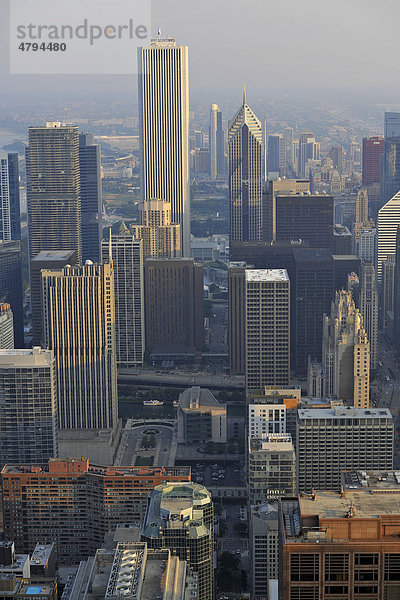 Blick nach Norden auf Two Prudential Plaza  Aon Center  Tribune Tower  Wrigley Building Wolkenkratzer  Chicago  Illinois  Vereinigte Staaten von Amerika  USA