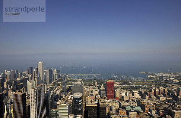 Blick nach Osten auf Yachthafen  Lake Michigan  Aon Center  CNA Center  Wolkenkratzer  Chicago  Illinois  Vereinigte Staaten von Amerika  USA