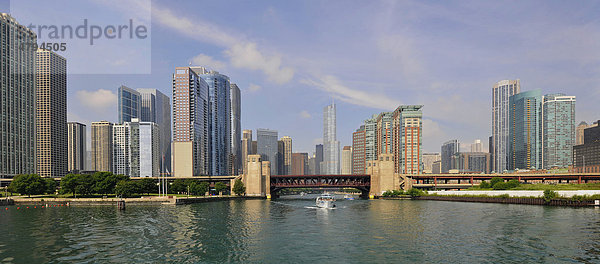 Ausflugsboot vor Brücke des North Lakeshore Drive über Chicago River  dahinter Skyline mit Trump International Tower  3 Illinois Center  Swissotel  Aqua Building  Chicago  Illinois  Vereinigte Staaten von Amerika  USA