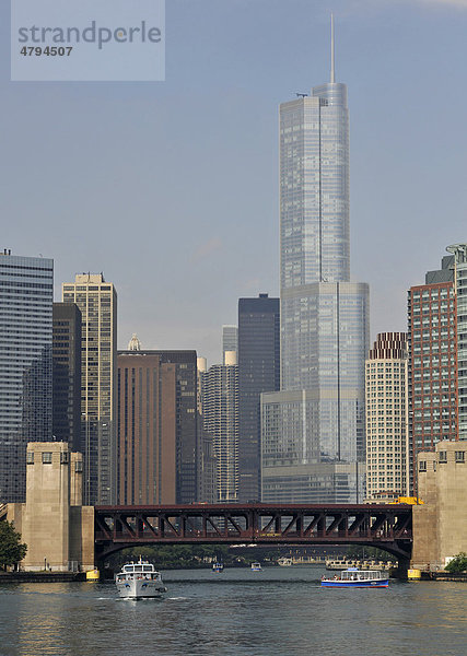 Ausflugsboot vor Brücke des North Lakeshore Drive über Chicago River  dahinter Skyline mit Trump International Tower  330 North Wabash  ehemals IBM Building  Chicago  Illinois  Vereinigte Staaten von Amerika  USA