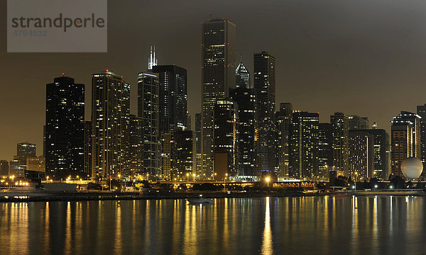 Nachtaufnahme Aon Center  Two Prudential Plaza  Trump Tower  Smurfit-Stone Building  Skyline  Lake Michigan  Chicago  Illinois  Vereinigte Staaten von Amerika  USA
