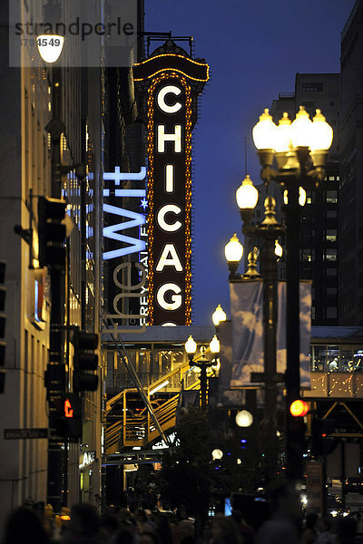 Nachtaufnahme Chicago Theater  River Loop  Chicago  Illinois  Vereinigte Staaten von Amerika  USA