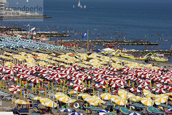 Sonnenschirme und Sonnenliegen  Massentourismus am Strand von Caorle  Adria  Italien  Europa