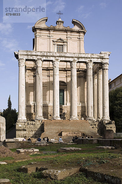 Das Forum Romanum  Tempel des Antonius und der Faustina  Rom  Latium  Italien  Europa