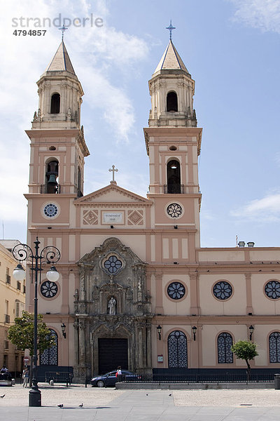 Die Kirche Prroquia de San Antonio am gleichnamigen Plaza in der andalusischen Hafenstadt Cadiz  Spanien  Europa