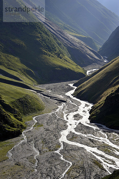 Schlucht mit Alasani Fluss  Girevi  Region Tuschetien  Georgien  Vorderasien