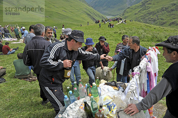 Madoloba Fest auf dem Festplatz  Opfertier  Trinkspruch  Girevi  Tuschetien  Georgien  Vorderasien