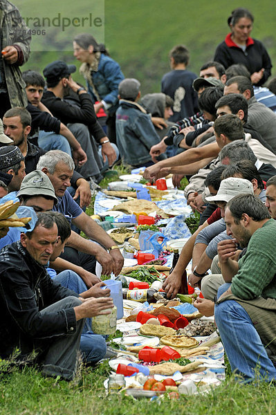 Männer beim Essen  Madoloba Fest auf dem Festplatz  Girevi  Tuschetien  Georgien  Vorderasien