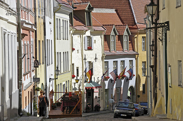 Altstadt  Gasse  Cafes und Straßen-Restaurants  Tallinn  ehemals Reval  Estland  Baltikum  Nordeuropa