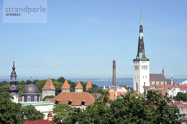 Panorama Altstadt  Blick vom Schlossberg  Turm der Nikolaikirche und Alexander-Newski-Kathedrale  Türme der Stadtmauer  Ostseehafen  Tallinn  ehemals Reval  Estland  Baltikum  Nordeuropa