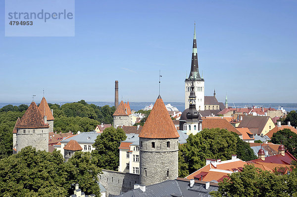 Panorama Altstadt  Blick vom Schlossberg  Turm der Nikolaikirche und Alexander-Newski-Kathedrale  Türme der Stadtmauer  Ostseehafen  Tallinn  ehemals Reval  Estland  Baltikum  Nordeuropa