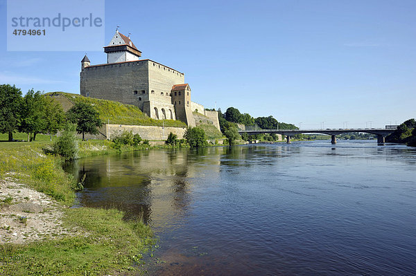Hermannsfestung  Ordensburg des Deutschen Ritterordens  Brücke über den Fluss Narva nach Russland  Narwa  Narva  Estland  Baltikum  Nordeuropa