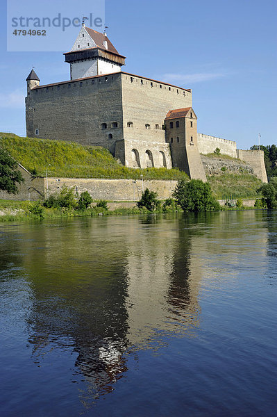 Hermannsfestung  Ordensburg des Deutschen Ritterordens  Fluss Narva nach Russland  Narwa  Narva  Estland  Baltikum  Nordeuropa