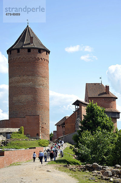 Bergfried mit Bischofsburg  Turaida  Traiden  Treiden  Latvia  Lettland  Baltikum  Nordeuropa