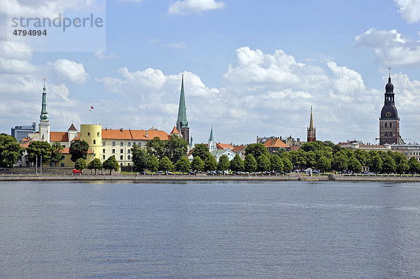Schloss mit Rundturm der Burg des Deutschen Ritterordens  Fluss Daugava  Altstadtpanorama  Riga  Latvia  Lettland  Baltikum  Nordeuropa