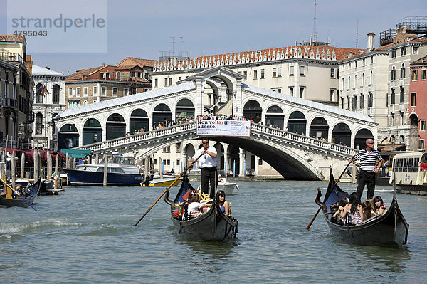 Rialto-Brücke  Canal Grande mit Gondeln  Venezia  Venedig  Italien  Europa