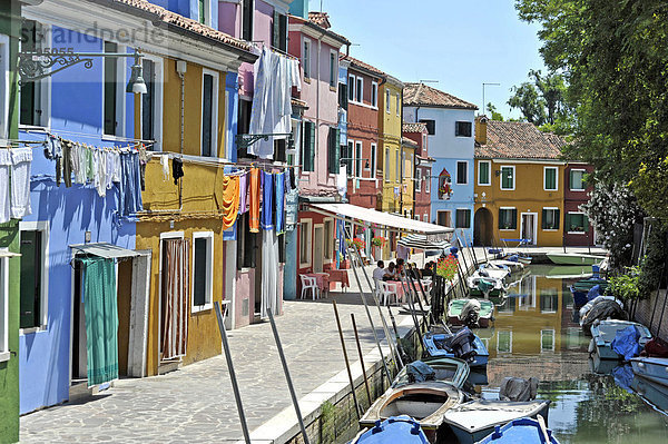 Kanal mit Fischerbooten in Burano  Dorfkneipe mit Touristen  Fischerhäuser  Insel Burano  Lagune von Venedig  Venezia  Italien  Europa