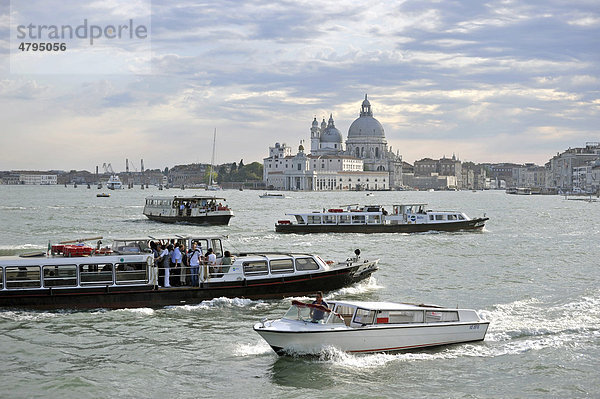 Boote  Schiffsverkehr auf dem Bacino die San Marco  Kirche Santa Maria della Salute  Abendstimmung  Venezia  Venedig  Italien  Europa
