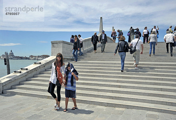 Touristen auf der Brücke Ponte di Veneta Marina o di Cadena  Bacino di San Marco  Venezia  Venedig  Italien  Europa