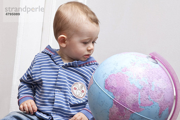 Junge  Baby  8 Monate  mit Weltkugel