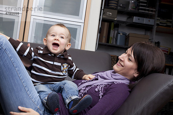Junge Mutter mit Sohn  8 Monate  gemütlich auf Sofa