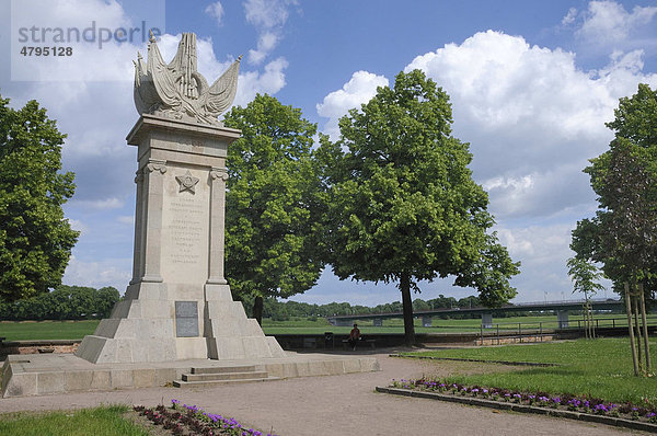 Denkmal anlässlich des Zusammenschlusses der Alliierten  Torgau  Landkreis Nordsachsen  Sachsen  Deutschland  Europa